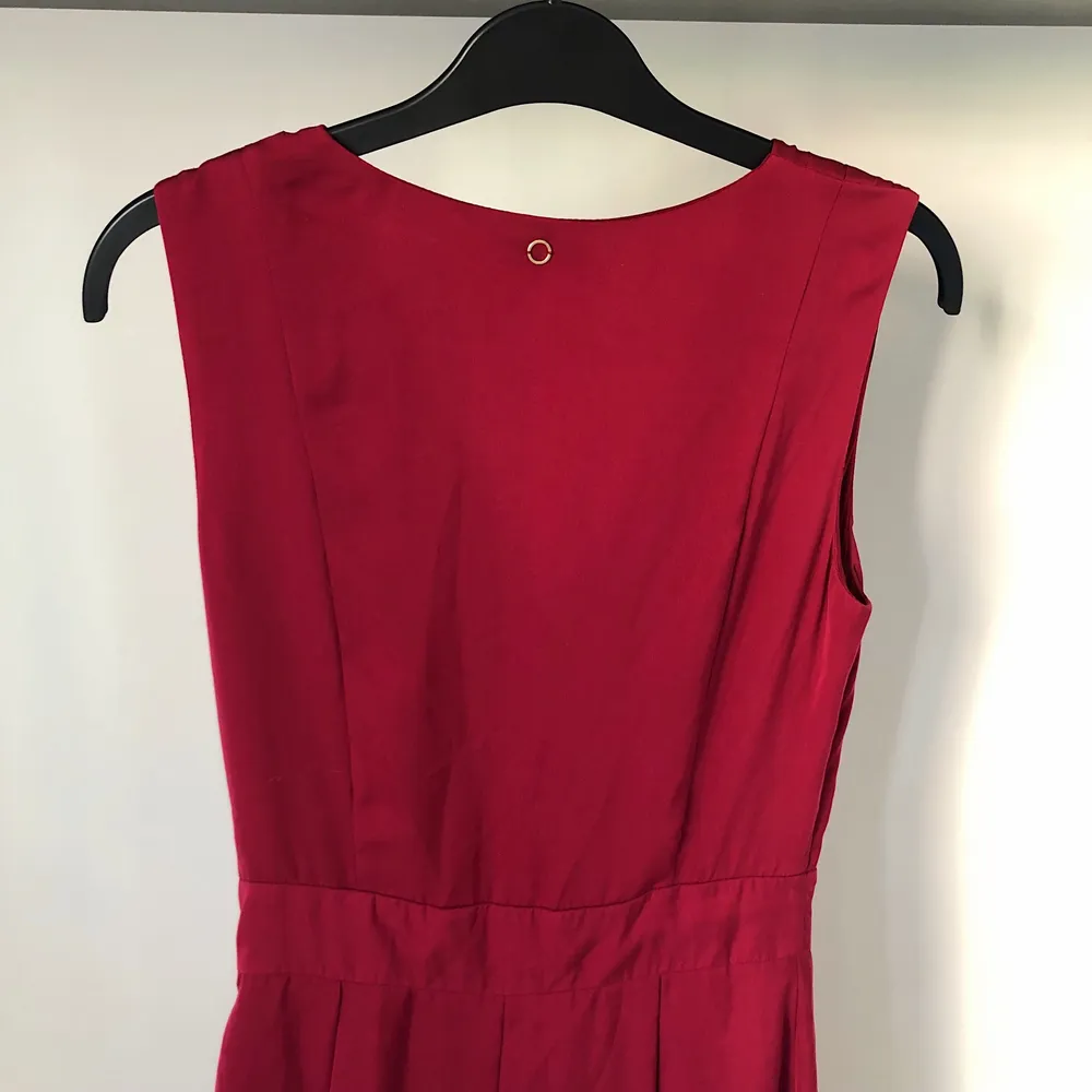 Vacker röd klänning i mjukt tyg, från märket Stockhlm. I perfekt skick, endast använd en gång. Storlek 34. Möts upp i Uppsala eller skickar via post! ❤️. Klänningar.
