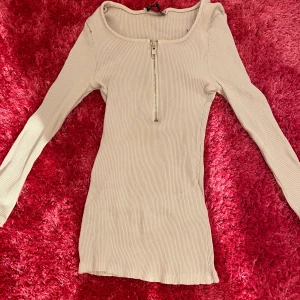 Vit tröja - Vit tröja med dragkedja, tror att den är från Newyorker.