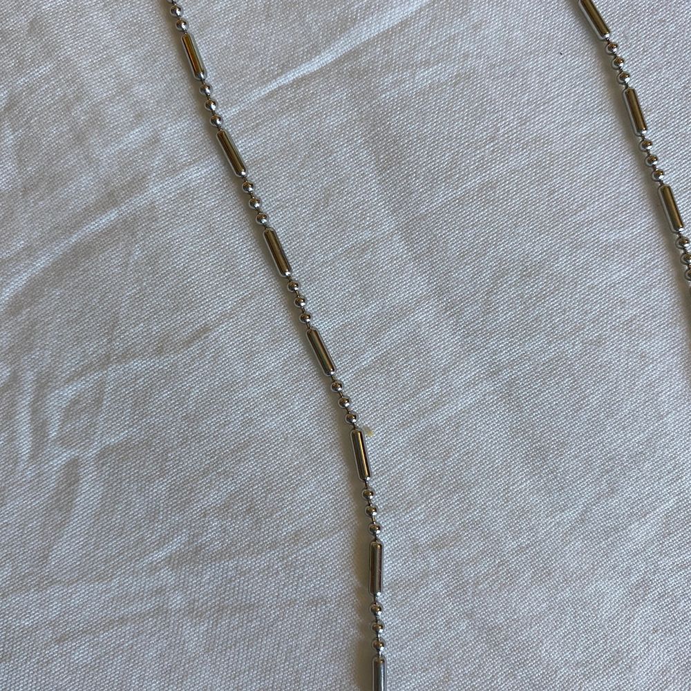 Jättefint silvrigt halsband (ej äkta silver) från primark! Justerbart men totalt ca 38 cm. 25 kr + frakt!. Accessoarer.