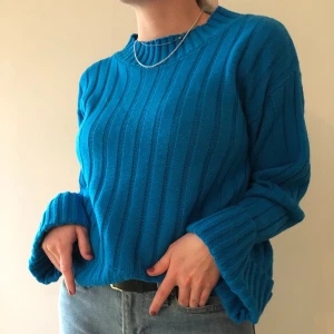 Blå tröja i strl S/M - Riktigt fin blå tröja i storlek S/M från Boohoo. Vida armar och superskön. Använd endast 1 gång så i nyskick. Säljs pga flyttrensning. 🥰🥰 Buda från 100kr.