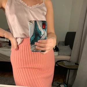 Gulligt satintopp  - Skönt linne i satin me spets fram! Storlek 36💕💕