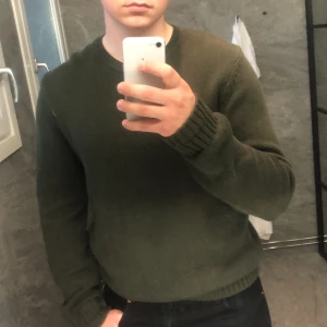 Stickad tröja från Crockers - En rejäl stickad tröja som jag tröttna på. Väl använd men i bra skick  Möter helst upp men kan frakta:)