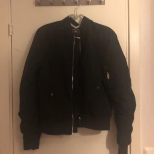 Svart jacka  - En svart jacka i storleken S