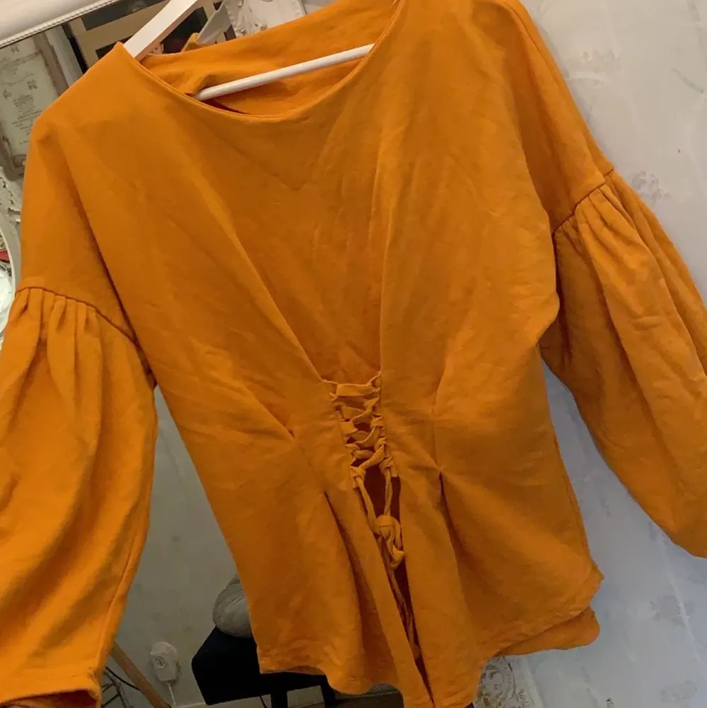 Skön tröja i orange färg. . Blusar.