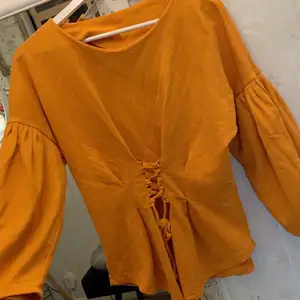Skön tröja i orange färg. 