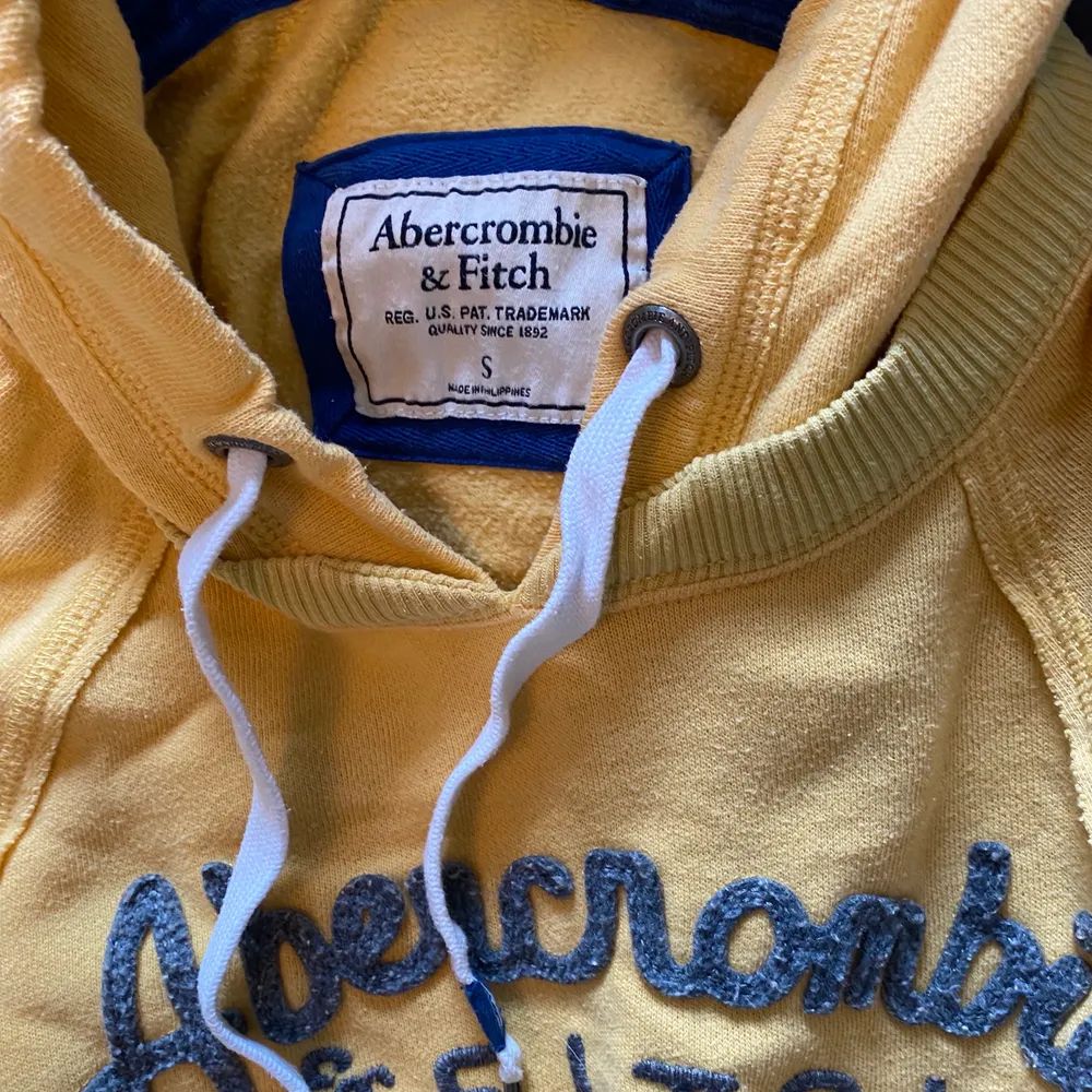 Hej jag säljer en Abercrombie & fitch hoodie i storlek small. Säljer den för 100kr ink frakt.. Hoodies.
