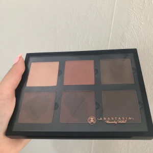 Contour palette från Anastasia  - Knappt använd countor palette från anastasia. Den är endast swatchad. Bud från 100kr 