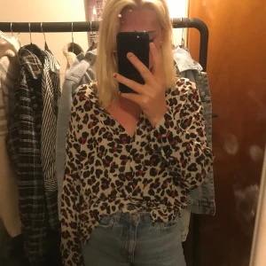Snygg och luftig skjorta från Zara!❤️ - Skjorta från Zara!💖☺️ Storlek xs men skulle kunna passa s & m oxå. Väldigt skönt material och snygg. Använd endast en gång på alla hjärtansdag heh men kände att det inte var min stil❤️  Köparen står för frakt!
