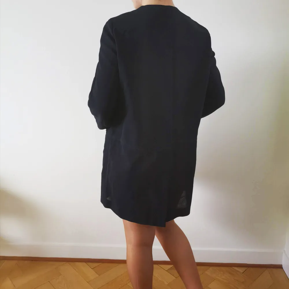 Vanessa Bruno marinblå oversized blazer! Storlek medium. Oanvänd! Nypris 4166 kr! . Kostymer.