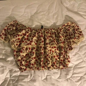 Tröja - En fin blommig offshouldertröja. Säljs bara i Helsingborg.