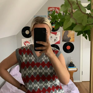 Rutig väst - Rutig fin väst, i bra skick! Skicka meddelande om du har mer frågor! Betalning sker via Swish och frakt är INTE inkluderat i priset😊 Budet ligger nu på 150kr, buda i kommentarerna eller i chatten. Buda MINST 10kr över det högsta budet