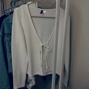 Tröja med knytning fram - Jättesöt tröja ifrån HM med en knytning fram som går o justera hur man vill ha den. Aldrig använd och passar M till liten L 🌟