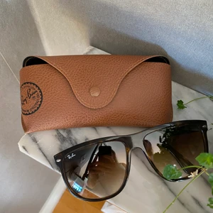 RayBan - Säljer mina fina RayBan modellen RB 4147. Använda fåtalet gånger. Frakt tillkommer, hör av dig vid fler frågor eller intresse! :) 