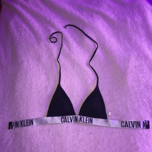 Calvin Klein Bikini Top - sjukt fin calvin klein bikiniöverdel! helt oanvänd, fint skick, startpris är 150 kr, buda i kommentarerna elr skriv i mina dm’s, betalning sker via swish och möts upp i stockholm!❤️