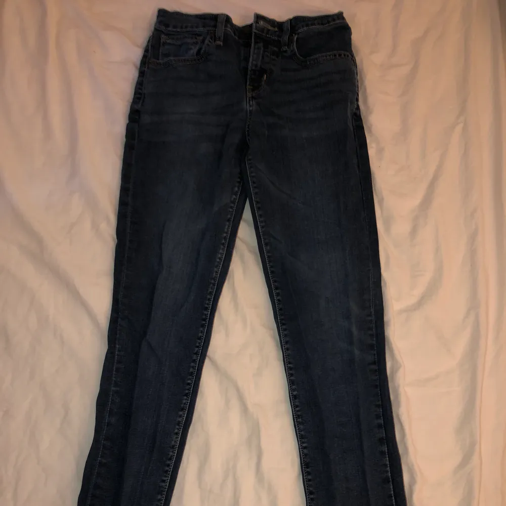 Säljer dessa fina Levis jeans pgd att det ej har kommit till nån användning. Använt 1 gång och tvättat en gång. Nypris 999kr, frakten ingår ☺️ Stl 26 (S). Jeans & Byxor.