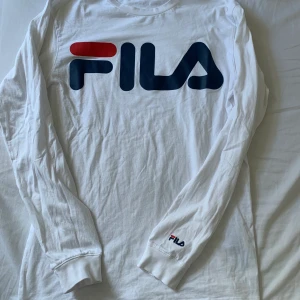 Fila  - Säljer en långärmad T-shirt från fila i storlek Herrmodell S☀️ Behövs fler bilder är det bara att höra av sig, köparen står för frakten! 