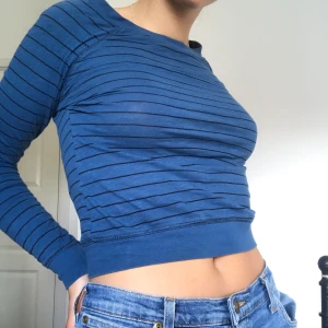 Långärmad tröja  - Så najs långärmad blå tröja. Skönt material. I bra skick🥰 