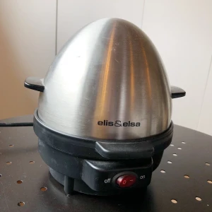 hushåll / kök  - •äggkokare - aldrig använd. 150kr •kaffebryggare - sparsamt använd. funkar bra men finns ingen kanna. 100kr  •mixer/blender - OBH Nordica. flitigt använd, funkar bra men saknar lock. 200kr.  OBS! allt har stått o samlat damm, kmr rengöras noga innan köp