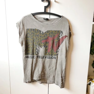 MTV t-shirt  - t-shirt med MTV tryck, storlek L. tycker själv den är supermysig och cool men trivs inte i modellen :( så pls köp den så att den kan få bli älskad 