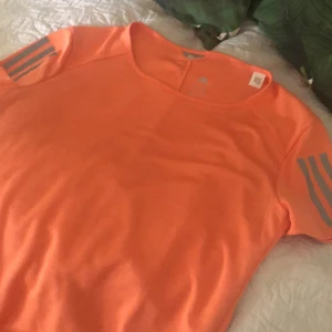 adidas - helt ny t shirt från adidas