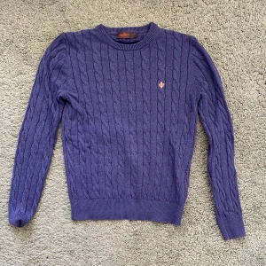 Lila Kabesltickad Morris tröja - Lila kabelsticka Morris tröja i väldigt bra skick. Storlek XS