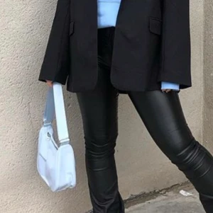 Weekday väska  - Säljer nu min jättesnygga blåa slutsålda väska från Weekday då den inte kommer till användning💙 nypris är 300 och säljer för 150+frakt