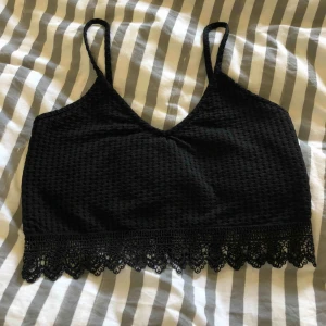  - Svart kort linne med dragkedja i ryggen. Strl L 50:- plus frakt