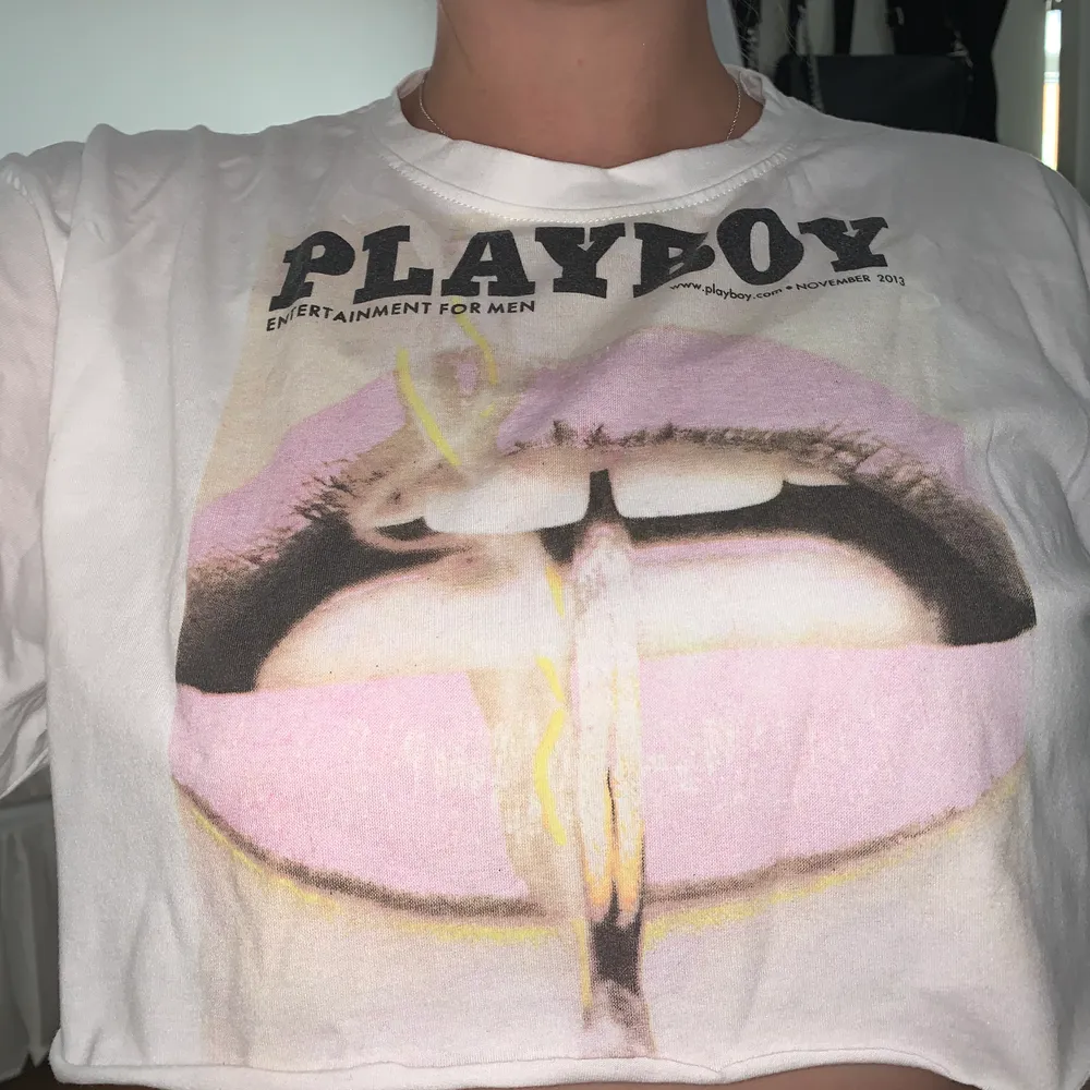 Kroppad tröja aldrig använd. För kort på mig 178Cm, fin från Missguided x Playboy. Bjuder på frakt.. T-shirts.