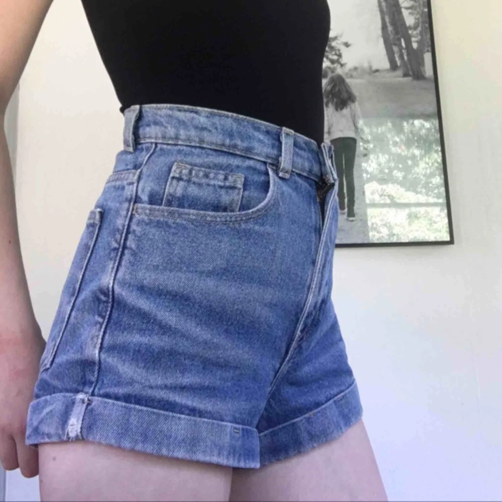 Säljer mina bästa American apparel-shorts! Supersnygga mellanblå jeansshorts i väldigt smickrande modell.   Kan mötas i Sthlm eller skickar mot frakt!. Shorts.