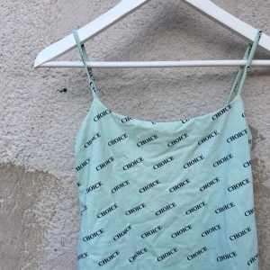 Baddräkt weekday M - Jättefin baddräkt från weekday! Sparsamt använd och säljs nytvättad. Storlek M. Köparen står för frakten 📦