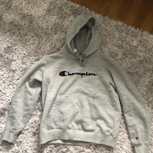 Champion hoodie strl M - Champion hoodie köpt på stadium i januari. Jättefint skick. Står L på lappen men den är som en M. Priset är inklusive frakt 