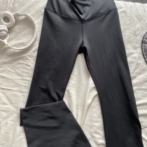 Utsvängda Nike tights  - Säljer dessa träningstights!  Är i storlek M💓💓 frakt: 66kr. Om flera är intresserade blir de budgivning 💕💕 de är lite noppriga längst upp annars superfina💖