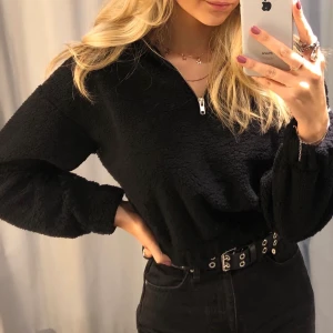 Svart tröja - Svart lite gripas ”fluff” tröja med dragkedja från Gina Tricot, köpt i höstas o knappt använd. Köparen står för frakten :)