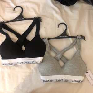 Calvin Klein bralette - Bralettes från Calvin Klein, lapparna är kvar! Säljes parvis eller enskilt. 