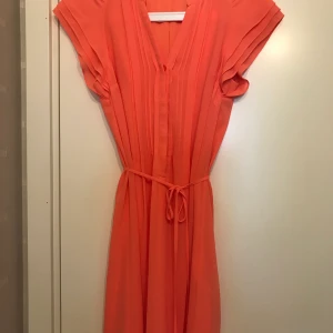 Sommarklänning från H&M - Helt ny fin sommarklänning ifrån H&M. Storlek 34.