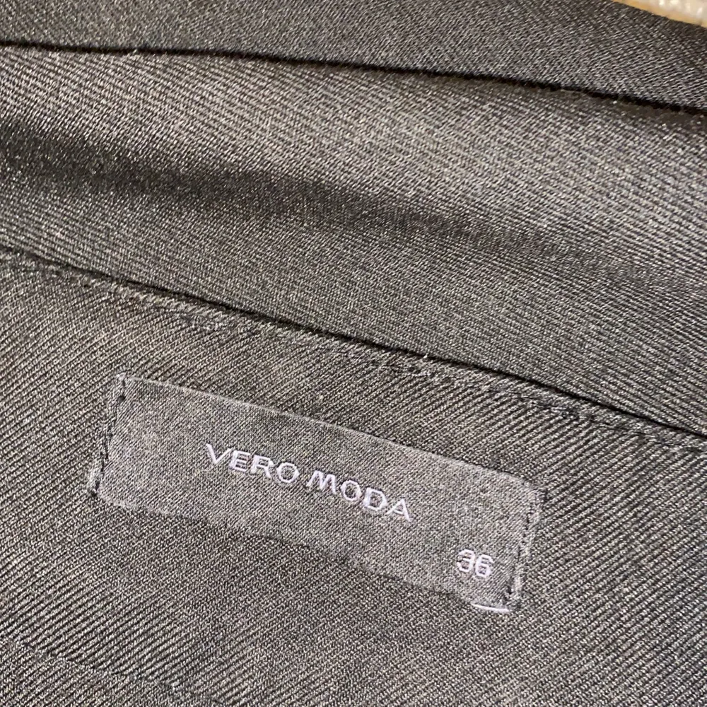Svarta kostym byxor med bootcut från Vera Moda i storlek 36. Lågmidjade men väldigt sköna. Jeans & Byxor.