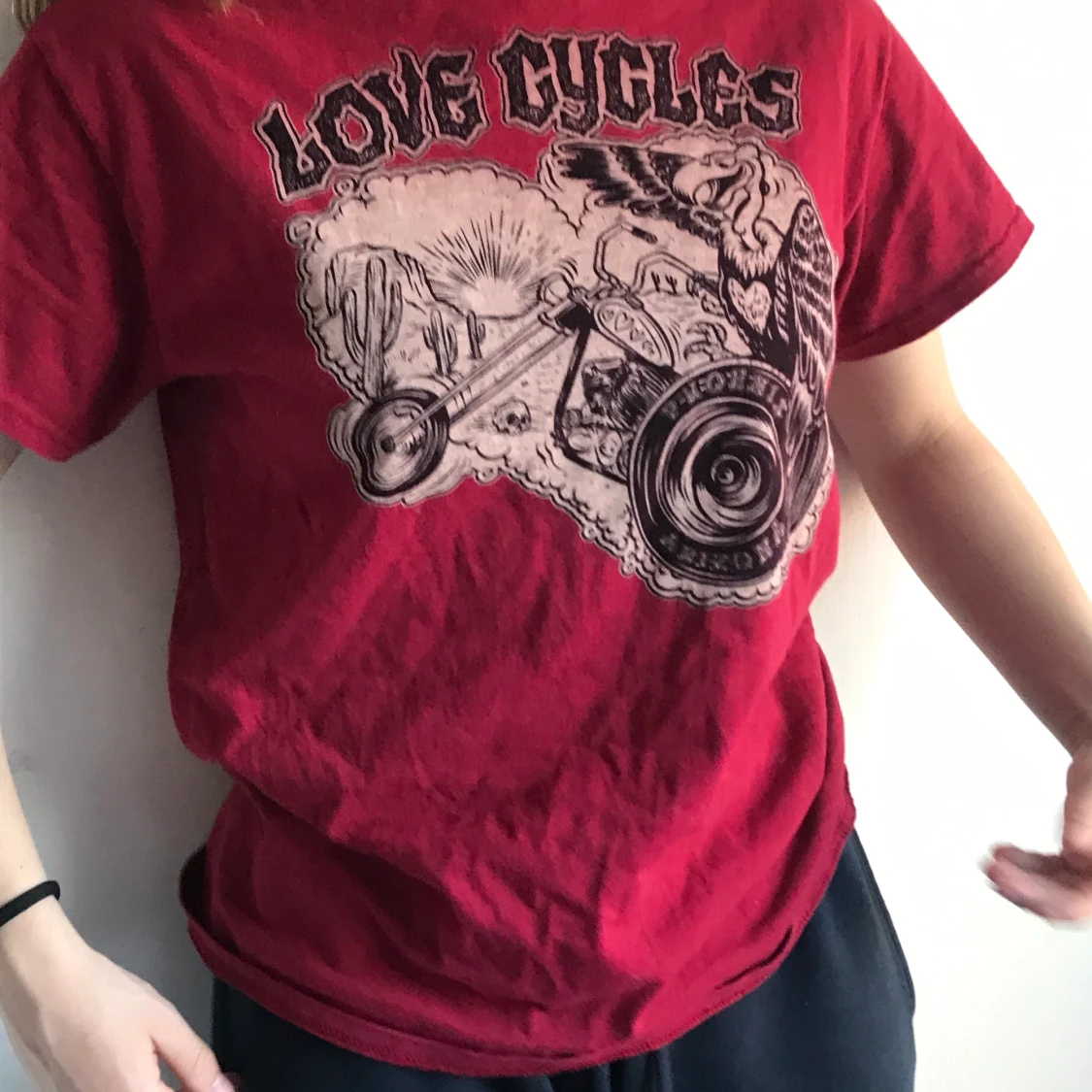 röd tshirt med tryck