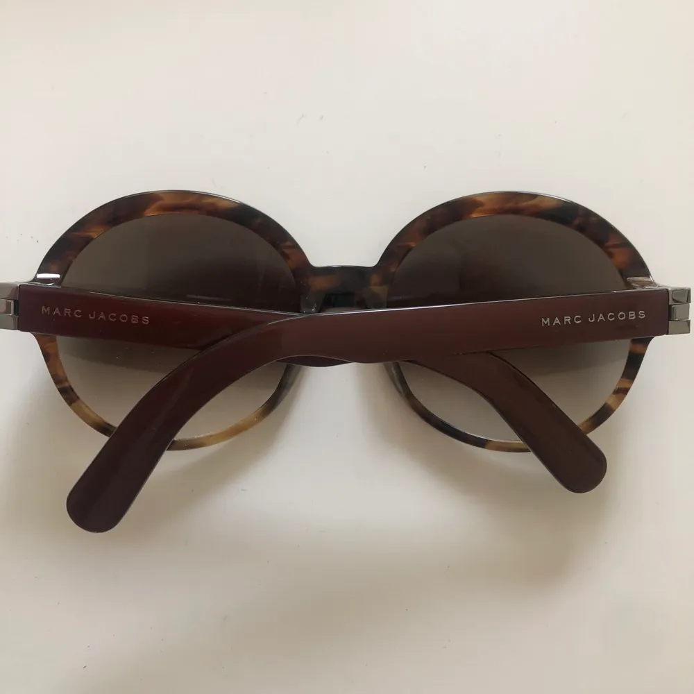Supercoola runda solglasögon från Marc Jacobs. Färgen är i mörkgrå/brun.. Accessoarer.