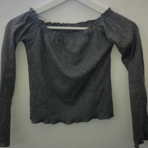 Grå basic tröja - Grå fin långärmad tröja,använd fåtal gånger. Frakt ingår ej.