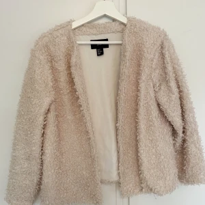 Vit fluffig tröja - Vit fluffig tröja. Storlek 42 men passar S (oversize) Köparen står för frakt