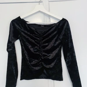 Svart sammetströja  - Svart sammetströja. Använd fåtalgånger. Köparen står för frakt
