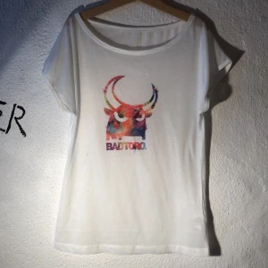 Badtoro t-shirt - Vit t-shirt med tryck från badtoro. Genomskinlig. Storlek xs