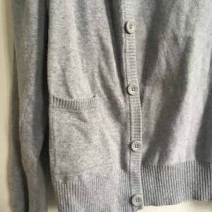 Grå kofta  - Grå kofta köpt second hand. I bra skick. Köparen står för frakt 