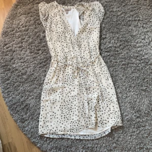 Klänning från h&m stl 38 - Använd cirka 2-3 gånger. 50kr + frakt 63kr