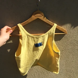  Gult linne  - Det hör linnet köpte jag på secondhand. Någon har syt på en annan lapp! Den har ett litet hål på bilden längst fram. Man kan sy några stygn om det skulle behövas! 