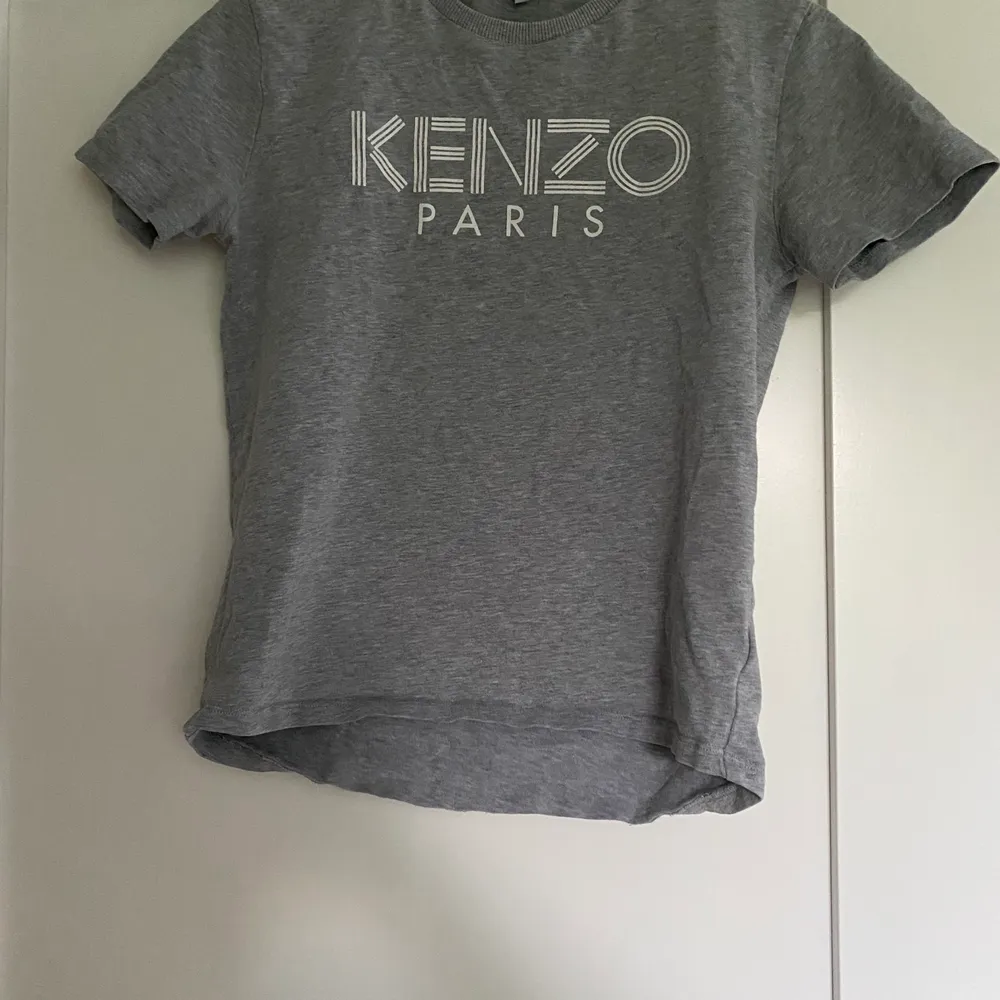 Säljer min Kenzo t-Shirt pga liten storlek. Den är i bra skick, helt äkta köpt på Harrods i England. Är grå med kenzo loggan på bröstet, ny pris 800kr. T-shirts.