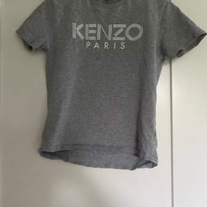 Säljer min Kenzo t-Shirt pga liten storlek. Den är i bra skick, helt äkta köpt på Harrods i England. Är grå med kenzo loggan på bröstet, ny pris 800kr