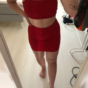 Kjol och topp - Fint sett som inte är använt! Lappar sitter kvar. Köparen står för frakten. 