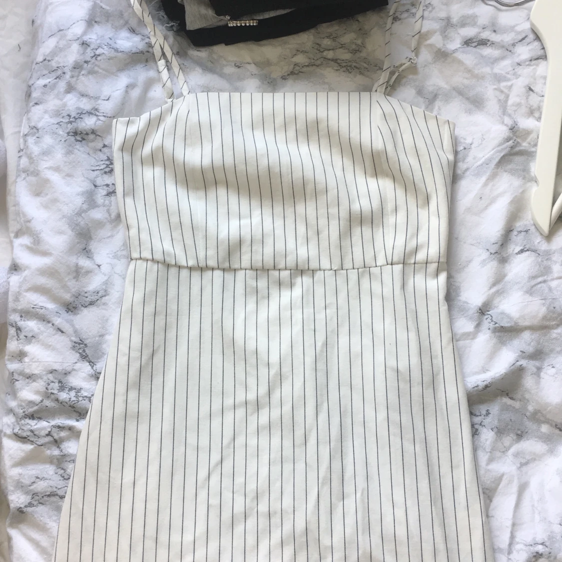 Vit randig klänning pull&bear