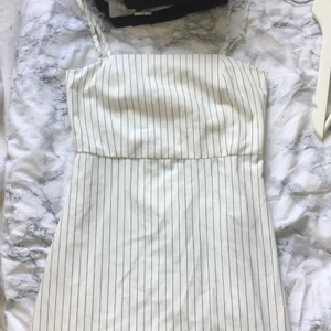 Vit randig klänning pull&bear - En vit och mörkblå randig klänning från pill&best storlek s. Finns justerbara band och en dragkedja i ryggen 10/10 i skick. Köpt för 259kr